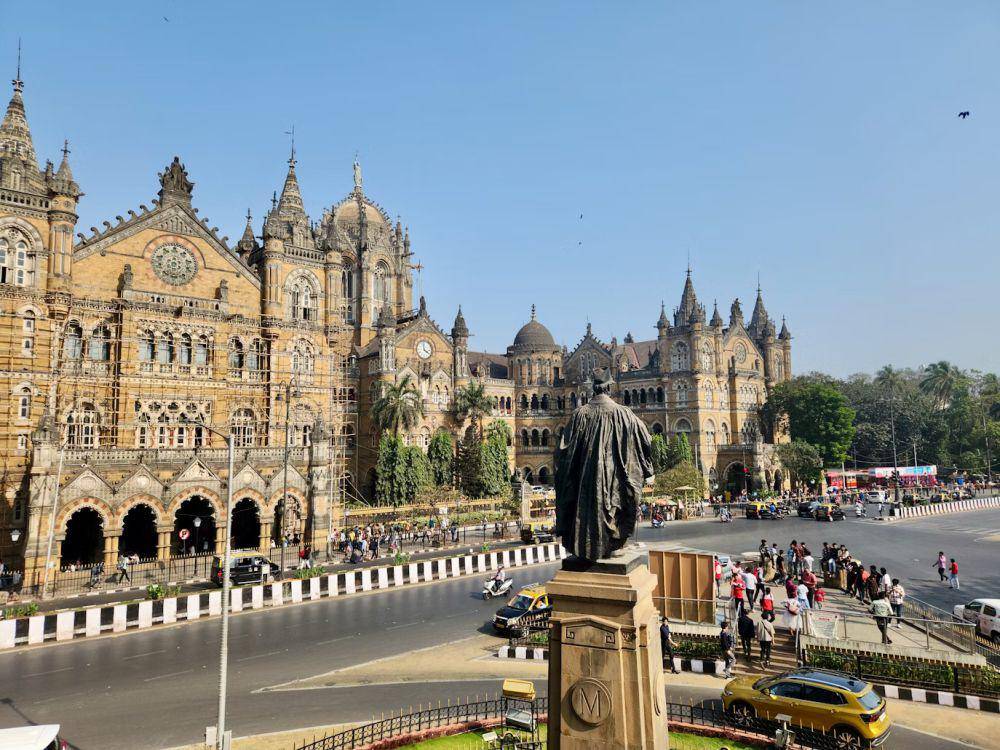 ilustrasi Chhatrapati Shivaji Maharaj Terminus, Mumbai (unsplash.com/Zoshua Colah)