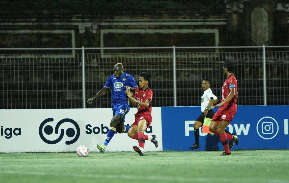 Penyerang Persiba, Herman Dzumafo (Jersey biru), berusaha melepaskan diri dari pengawalan pemain NZR Sumbersari pada pertandingan di Stadion I Gusti Ngurah Rai, Denpasar, Kamis malam (9/1/2025). (Dok. MO Persiba)