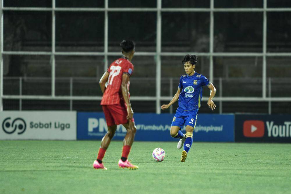 Persiba Balikpapan (jersey biru) hanya mampu bermain imbang 1-1 saat berhadapan dengan NZR Sumbersari, Kamis malam (9/1/2025). (Dok. MO Persiba)