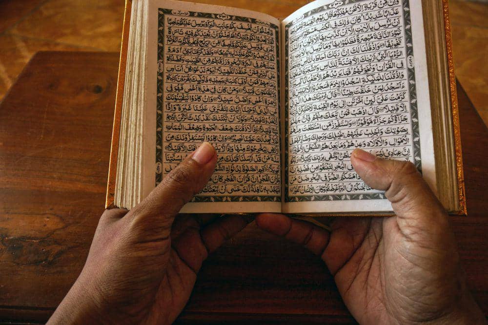 ilustrasi orang yang sedang membaca Al-Qur'an 
