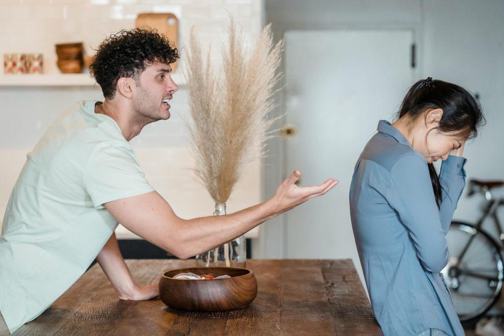 6 Tips Keluar dari Hubungan Abusive, Harus Berani!