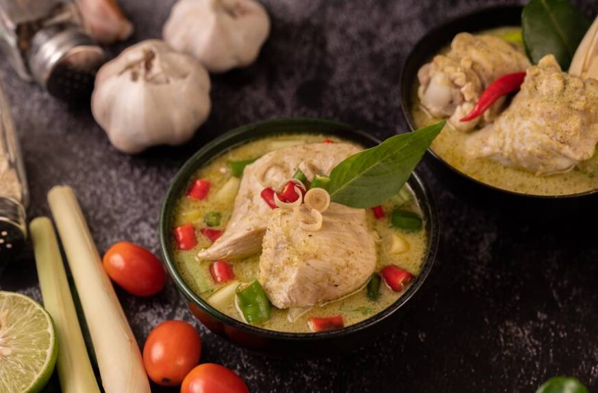 Semangkuk Ayam Betutu yang tampak lezat. (Freepik/jcomp)