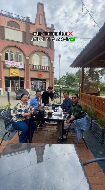 Dede Sunandar jadi pelayan kafe (tiktik.com/cafe_bolonemase_i)