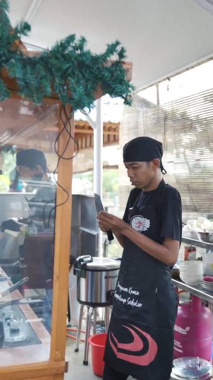 Dede Sunandar jadi pelayan kafe (tiktik.com/cafe_bolonemase_i)