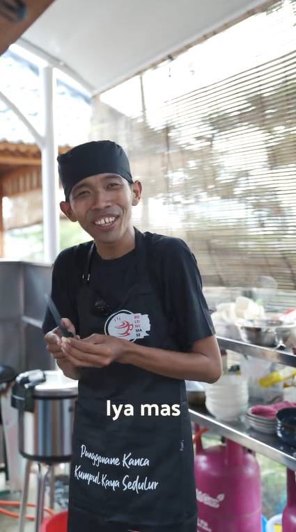 Dede Sunandar jadi pelayan kafe (tiktik.com/cafe_bolonemase_i)