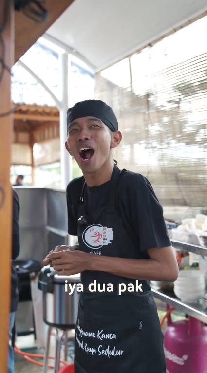 Dede Sunandar jadi pelayan kafe (tiktik.com/cafe_bolonemase_i)