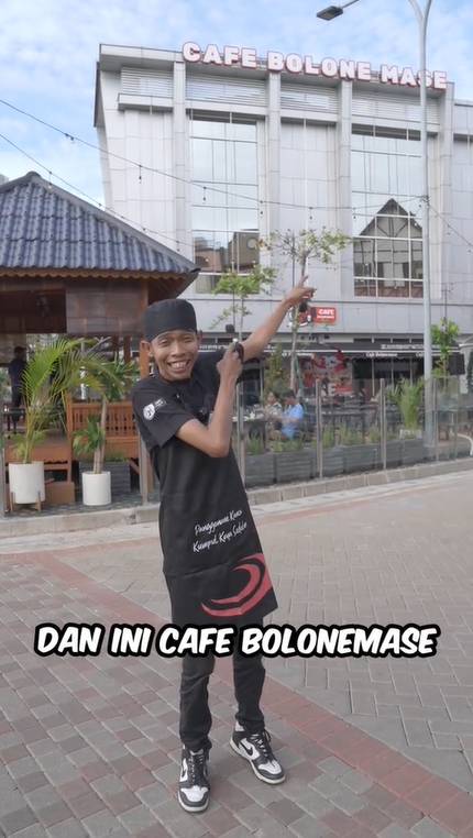 Dede Sunandar jadi pelayan kafe (tiktik.com/cafe_bolonemase_i)