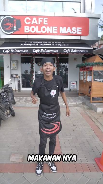 Dede Sunandar jadi pelayan kafe (tiktik.com/cafe_bolonemase_i)