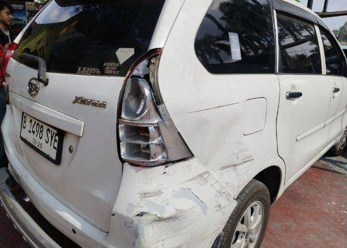 Mobil Xenia masuk gang sempit di Medan Kota, pemilik kabur (IDN Times/Eko Agus Herianto)