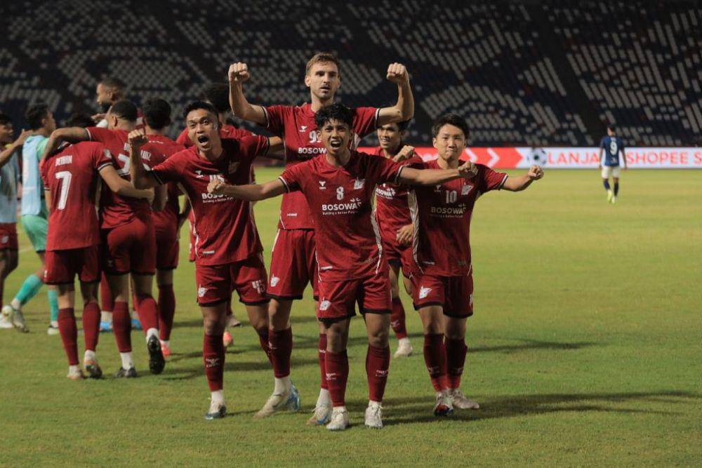 Para pemain PSM Makassar merayakan gol ke gawang Svay Rieng FC dalam laga matchday ketiga Grup A ASEAN Club Championship 2024/25 yang berlangsung di Phnom Penh Olympic Stadium pada Rabu 8 Januari 2025. (Dok. Ofisial PSM Makassar)