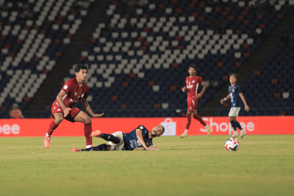 Salah satu momen laga matchday ketiga Grup A ASEAN Club Championship 2024/25 antara Svay Rieng FC versus PSM Makassar yang berlangsung di Phnom Penh Olympic Stadium pada Rabu 8 Januari 2025. (Dok. Ofisial PSM Makassar)