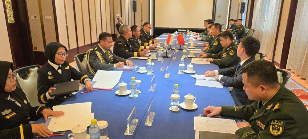 Delegasi Badan Keamanan Laut (Bakamla) RI ketika melakukan pertemuan pertama High Level Meeting dengan China Coast Guard di Beijing, China. (Dokumentasi Bakamla)