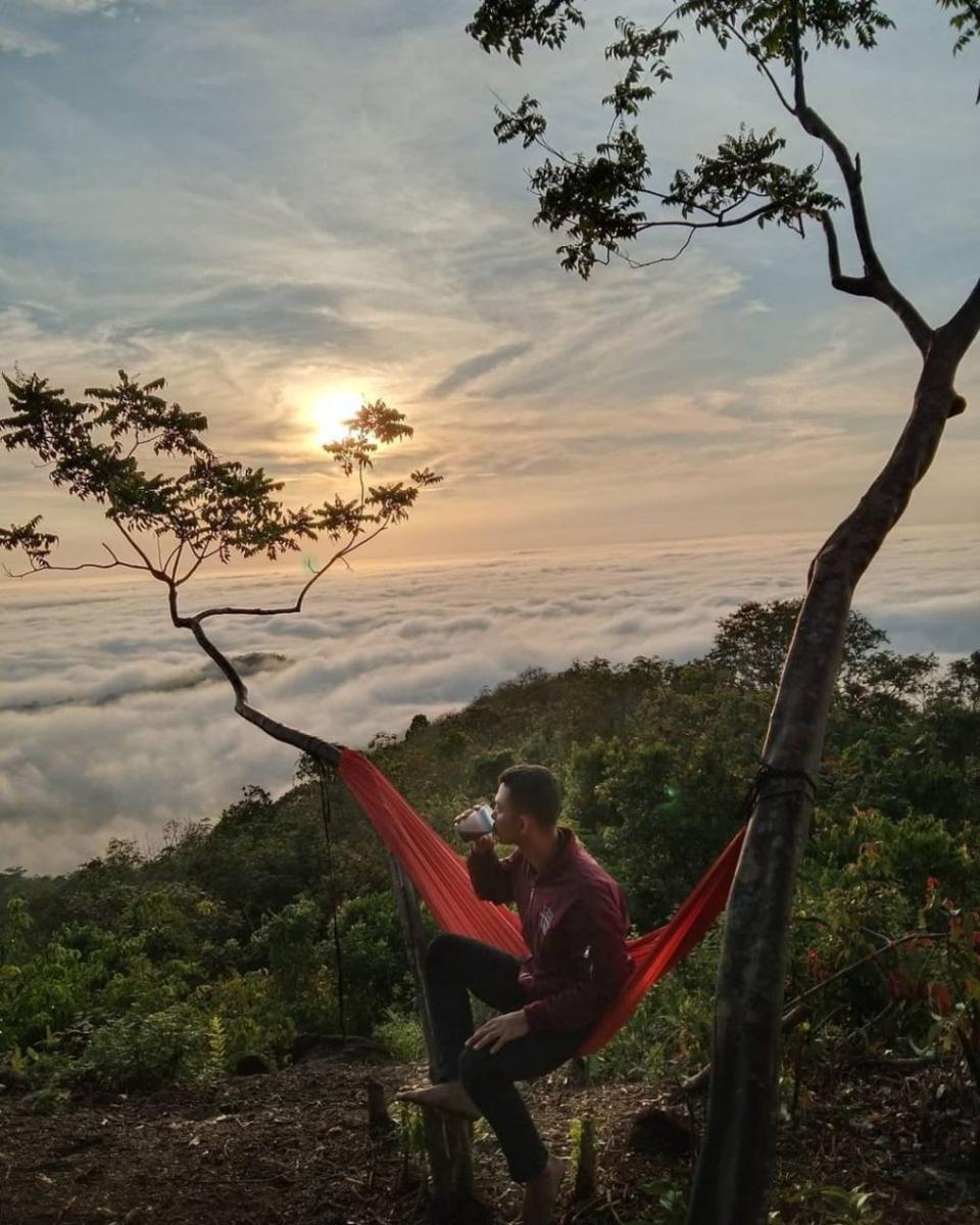 Pemandangan memukau dari objek wisata alam Bukit Cogong Musi Rawas. (Dok pribadi)