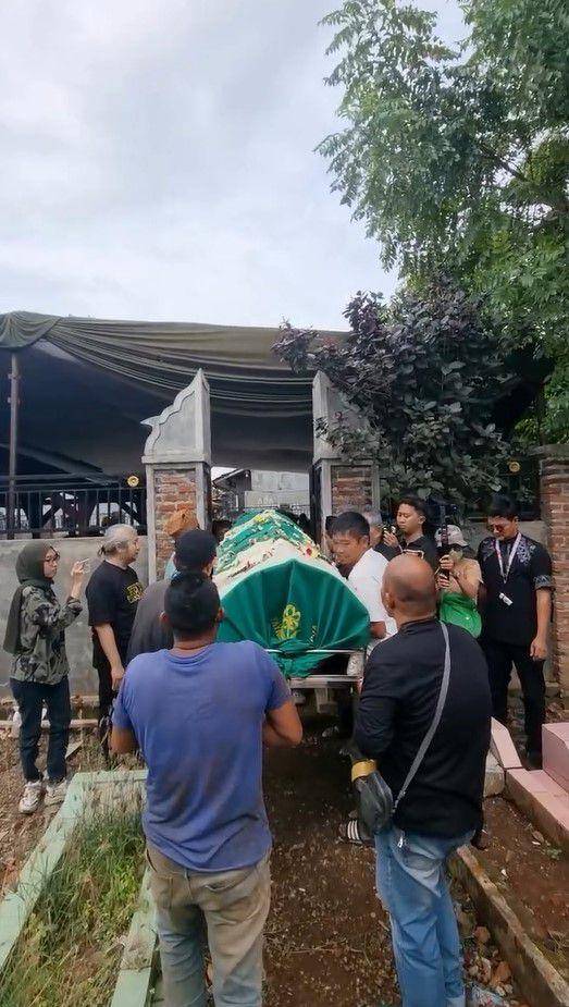 pemakaman ayah Baim Wong (Instagram.com/baimwong)