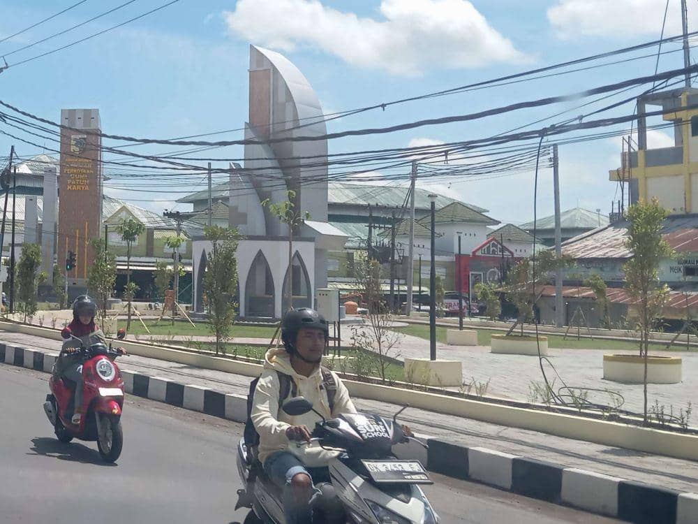 Proyek tugu selamat datang di Simpang Empat Masbagik yang telah tuntas dibangun tetap belum di bayar (IDN Times/Ruhaili)