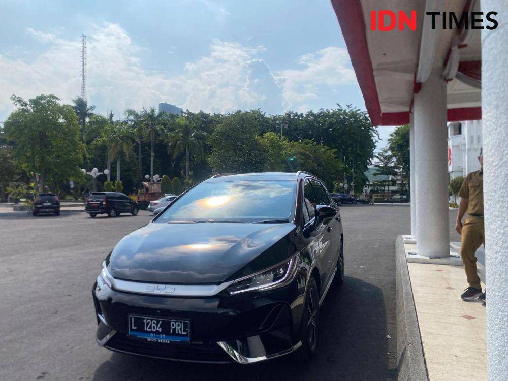 Mobil listrik untuk operasional kepala PD Surabaya. (IDN Times/Khusnul Hasana)