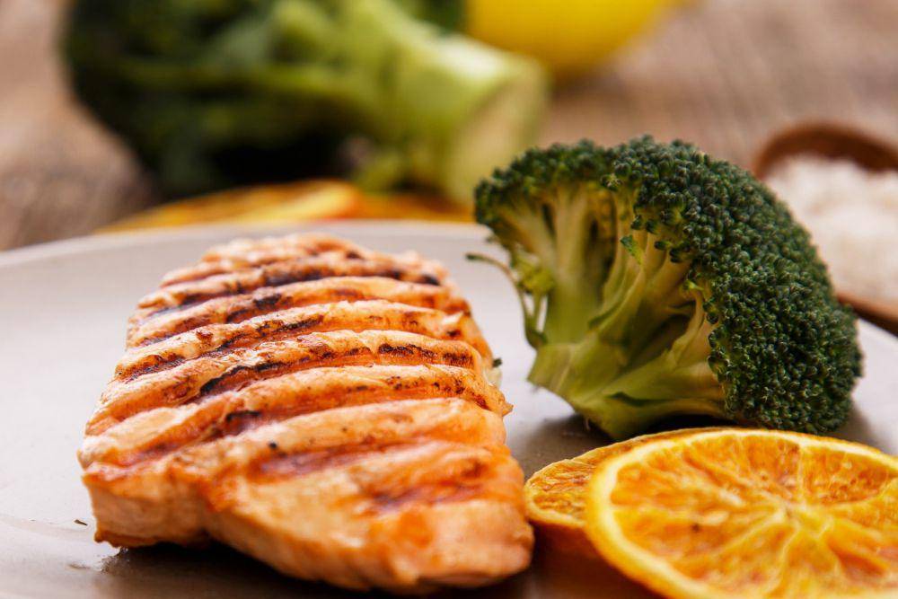 Ilustrasi salmon dan brokoli (freepik.com/Racool_studio)
