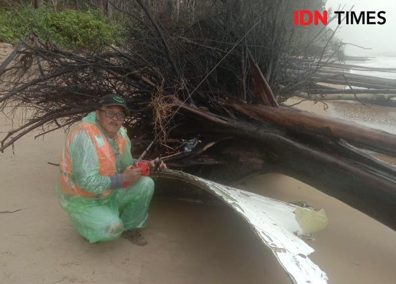 Warga Temukan Material Diduga Bekas Pesawat Terbang di Pantai Kalbar