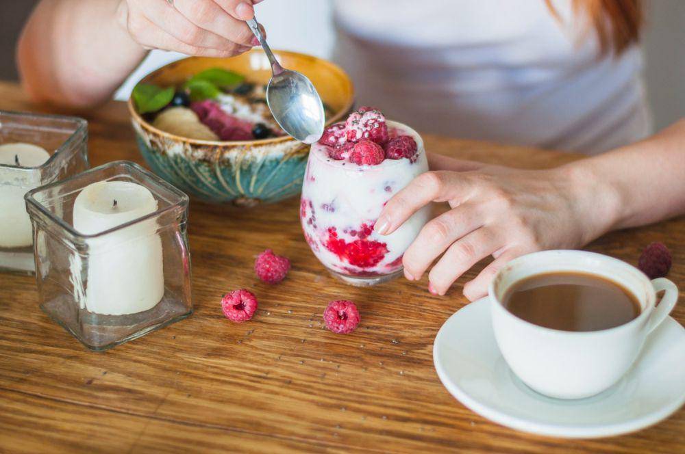 Ilustrasi makan smoothie (freepik.com/freepik)
