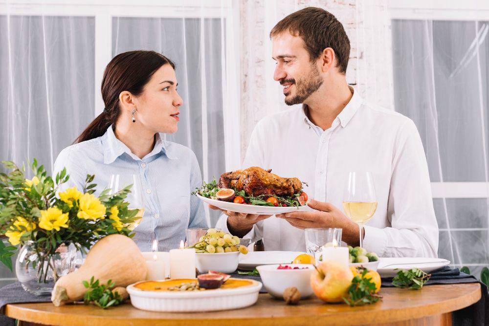 ilustrasi menyajikan makanan (freepik.com/freepik)