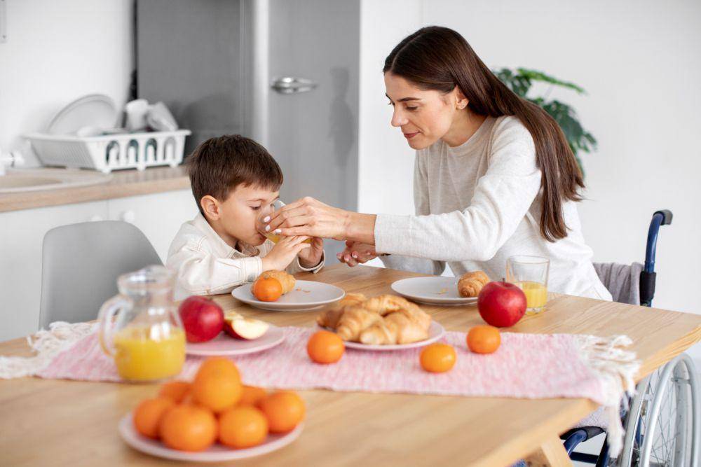 Ilustrasi ibu makan bersama anak (freepik.com/freepik)