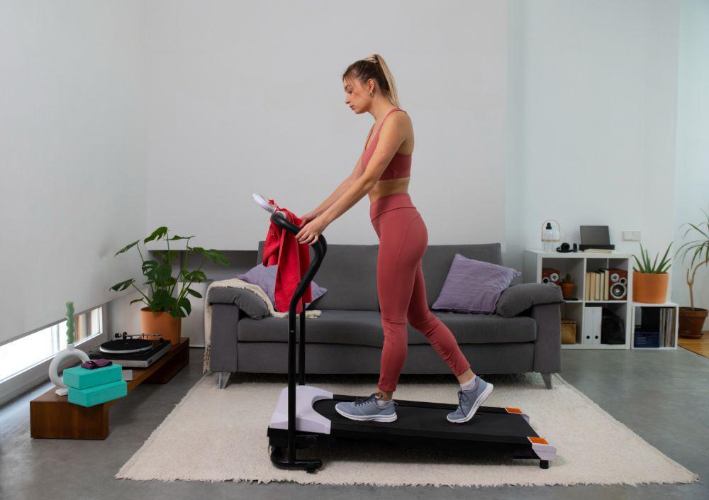 7 Manfaat Jalan Mundur di Atas Treadmill, Jadikan Rutinitas, yuk!