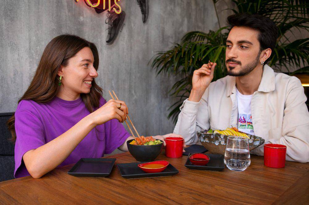ilustrasi makan bersama (freepik.com/freepik)