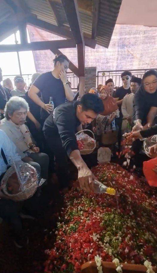 pemakaman ayah Baim Wong (Instagram.com/baimwong)