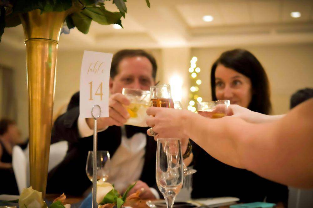 Potret tamu yang hadir dalam gala dinner (unsplash.com/elenephotography)