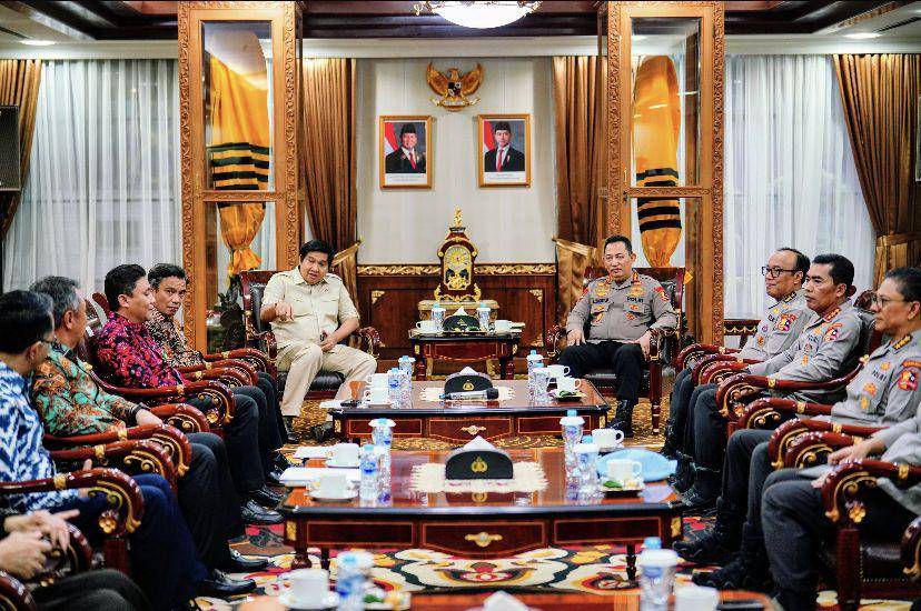 Kapolri Jendral Pol Listyo Sigit menerima audiensi Menteri Perumahan dan Kawasan Permukiman, Maruarar Sirait beserta jajaran di Mabes Polri pada Jumat (10/1/2025). (Dok. Humas Polri)