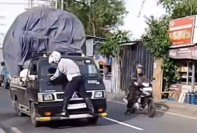 Viral Petugas Dishub Depok Tersangkut di Kaca Depan Mobil Pikap