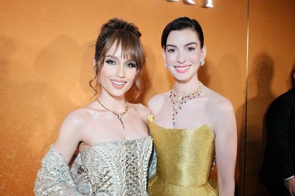7 Potret Pertemuan Cinta Laura dan Anne Hathaway, Akrab Cipika-Cipiki