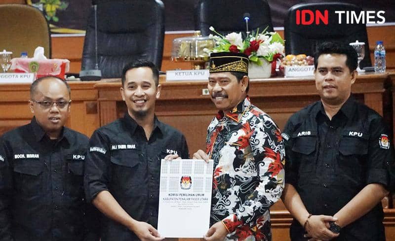 Cawabup PPU terpilih Abdul Waris Muin terima berita acara pleno dari Ketua KPU PPU Ali Yamin Ishak (IDN Times/Ervan)