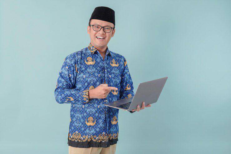 ilustrasi guru sedang membuka laptop (freepik.com/reezky11)