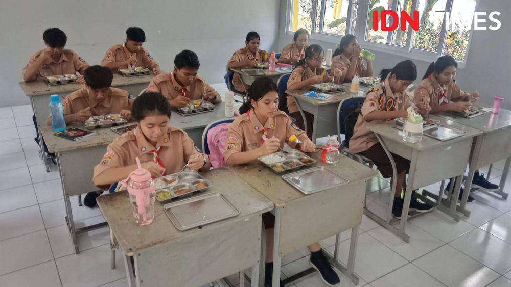 Sejumlah siswa dan siswi SMK Bagimu Negeri Palir Semarang saat menyantap makanan dari kegiatan makan bergizi gratis hari kelima. (IDN Times/Fariz Fardianto)