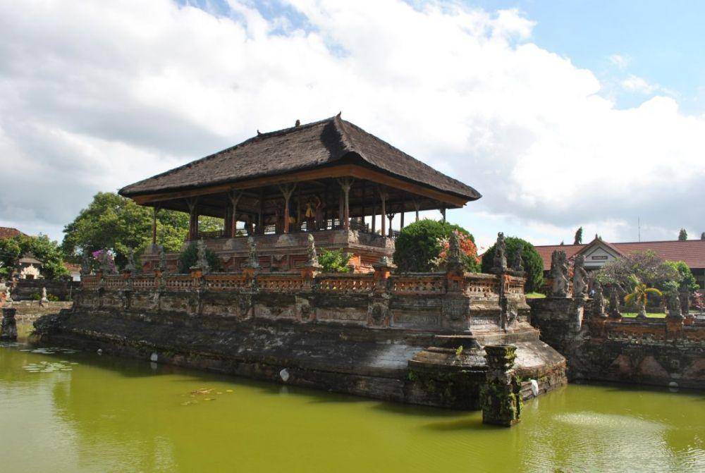 Kertha Gosa (https://kebudayaan.kemdikbud.go.id)