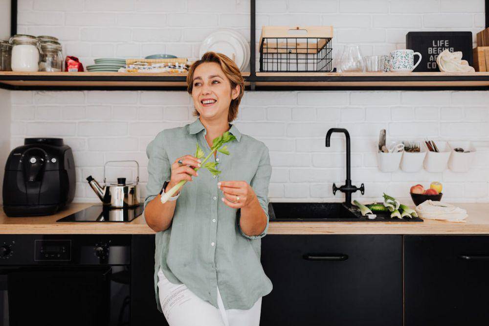 Ilustrasi air fryer di dapur (pexels.com/Photo By: Kaboompics.com)