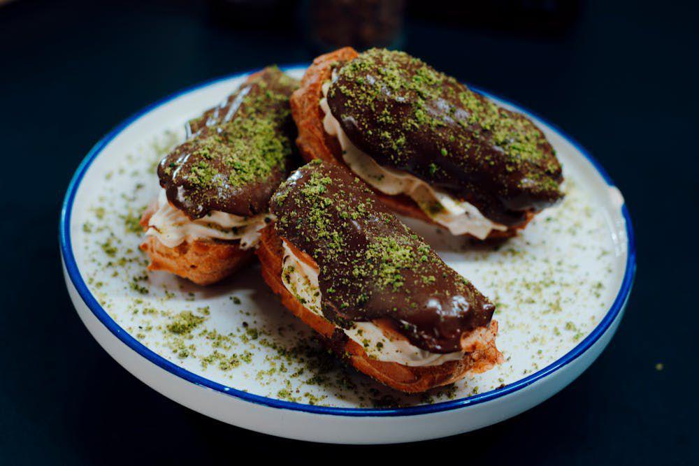 Resep Eclair Topping Cokelat dan Krim Pistachio, Lumer di Mulut!