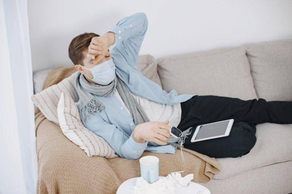 ilustrasi orang sakit akibat paparan radikal bebas (pexels.com/Gustavo Fring)