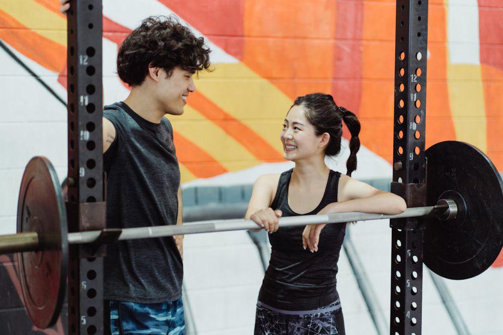 5 Tips Buka Obrolan di Gym untuk Pria Introver, No More Canggung!