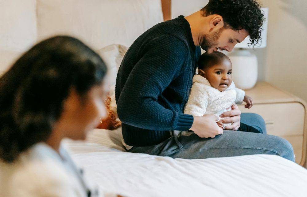ilustrasi ayah dan anak (pexels.com/William Fortunato)
