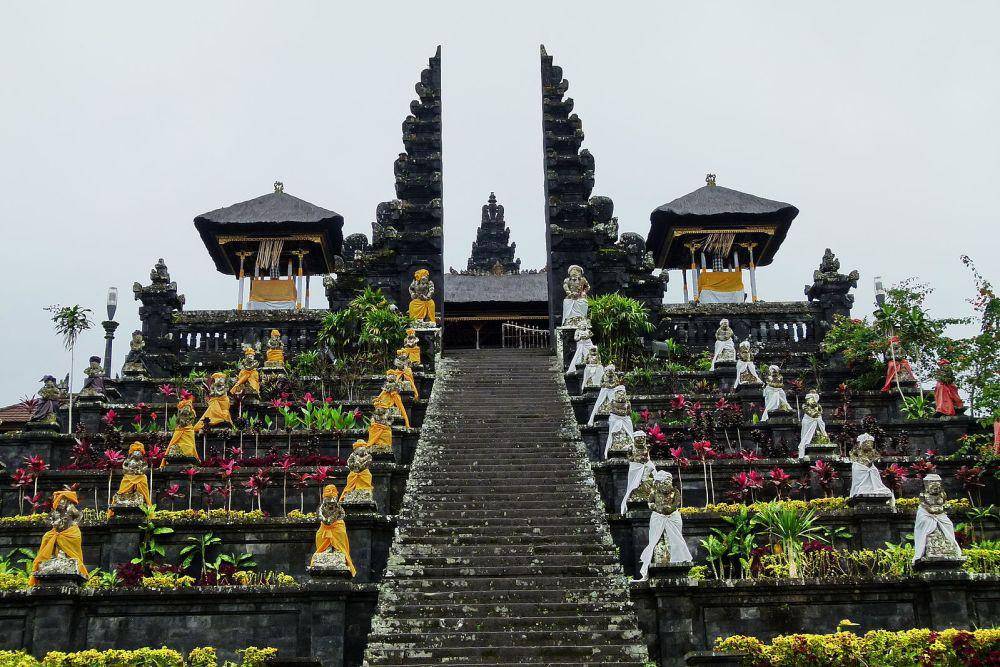 Pura Besakih (https://id.m.wikipedia.org)