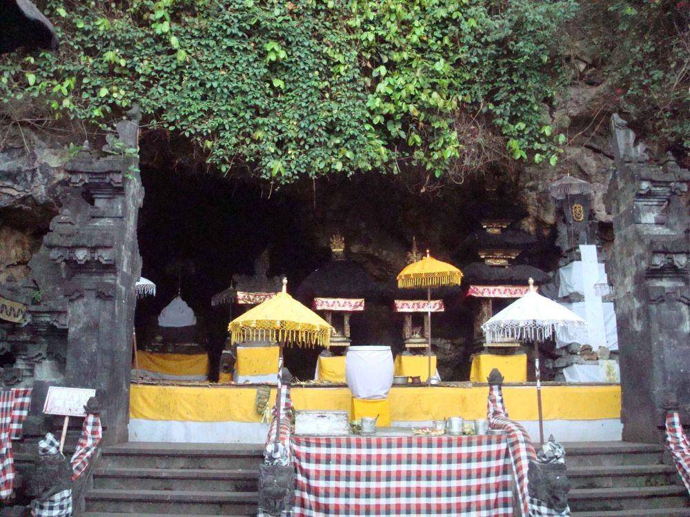 Pura Goa Lawah (https://en.wikipedia.org/)