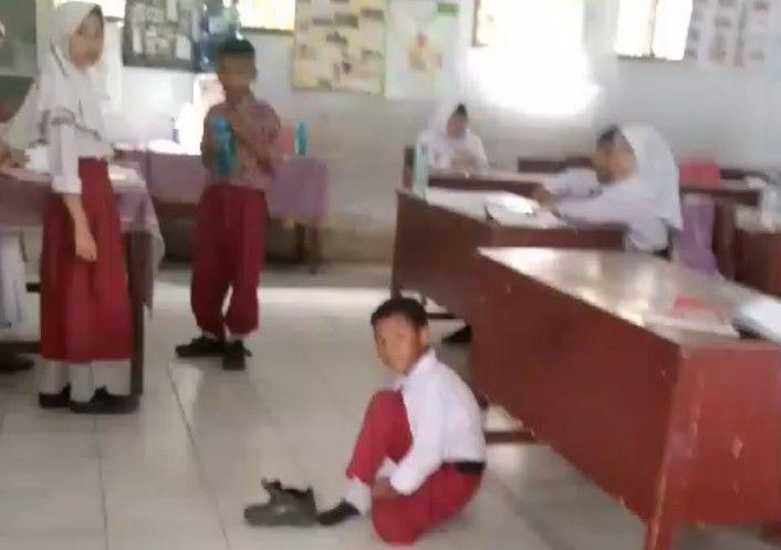 Guru yang Hukum Siswa SD Duduk di Lantai Akan Diberi Sanksi