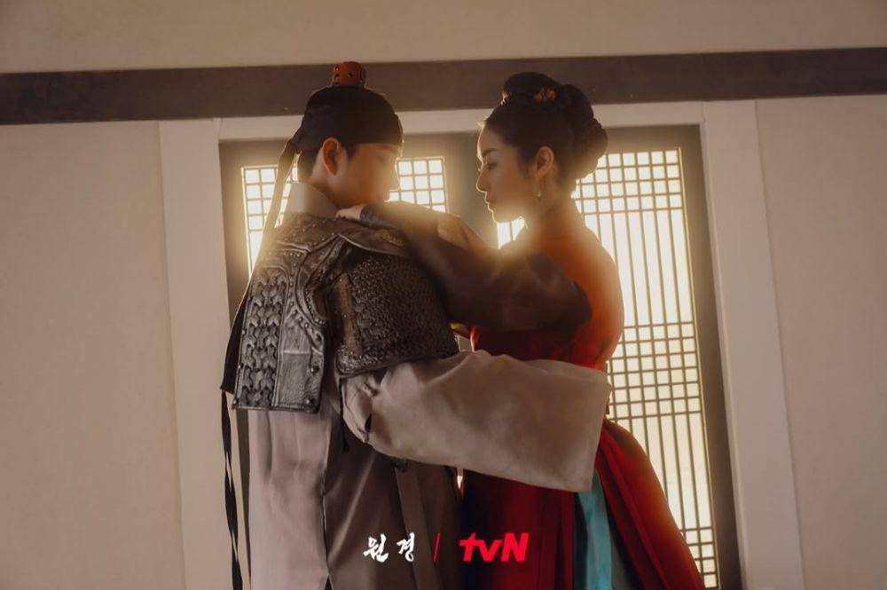 Cha Joo Young dan Lee Hyun Wook di The Queen Who Crowns (instagram.com/tvn_drama)