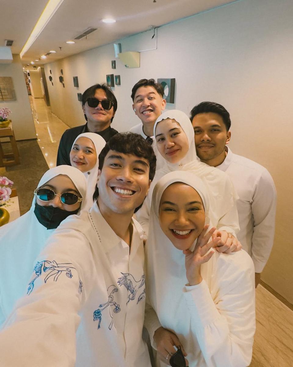 Potret Thariq Halilintar dan Geng Artis Berangkat Umrah, Ada Mahalini