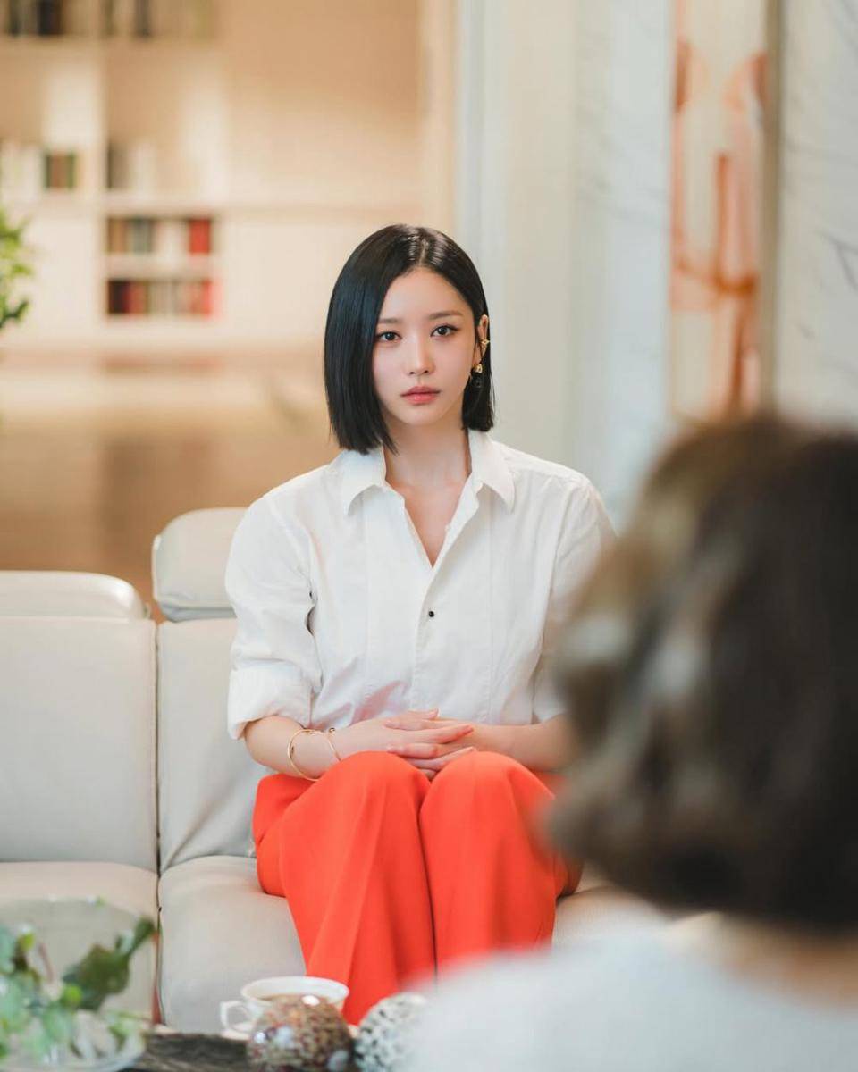 still cut Who Is She (instagram.com/hv_u0)