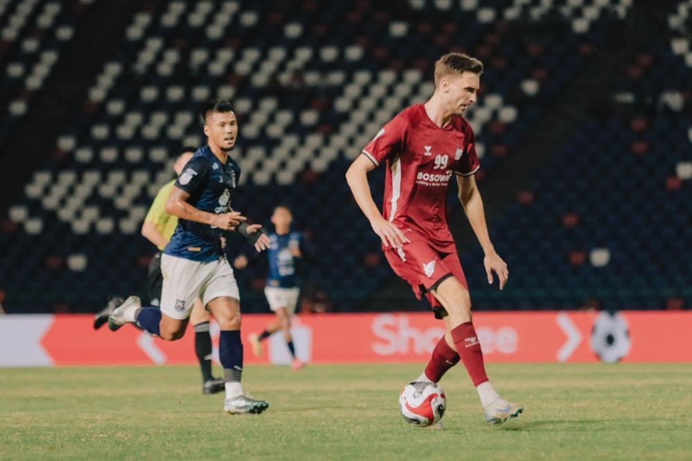 Aksi striker PSM Makassar, Nermin Haljeta (kanan), dalam ASEAN Club Championship 2024/25. (Instagram.com/psm_makassar)