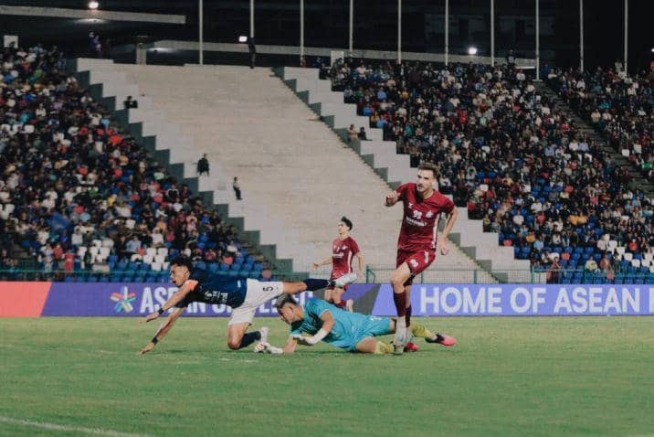Aksi striker PSM Makassar, Nermin Haljeta (kanan), dalam ASEAN Club Championship 2024/25. (Instagram.com/psm_makassar)