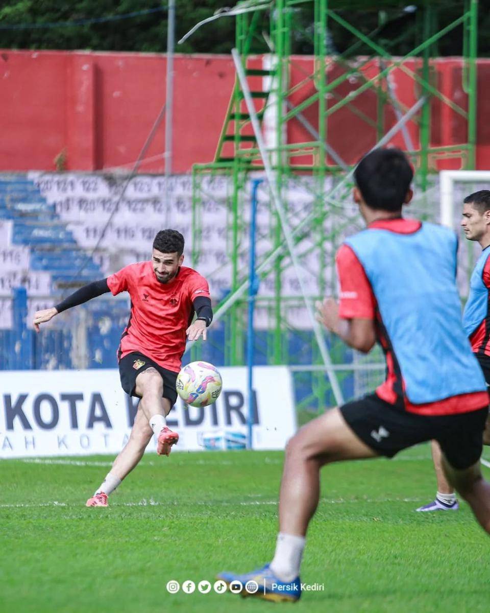 Pemain Persik Kediri saat berlatih. Instagram.com/persikfcofficial